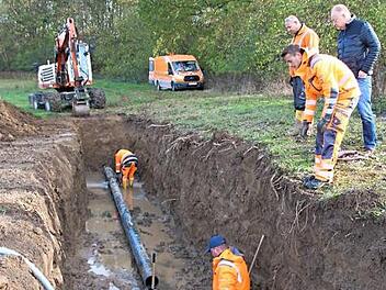 Das defekte Rohr wird ausgetauscht.  Foto: Thomas Malz