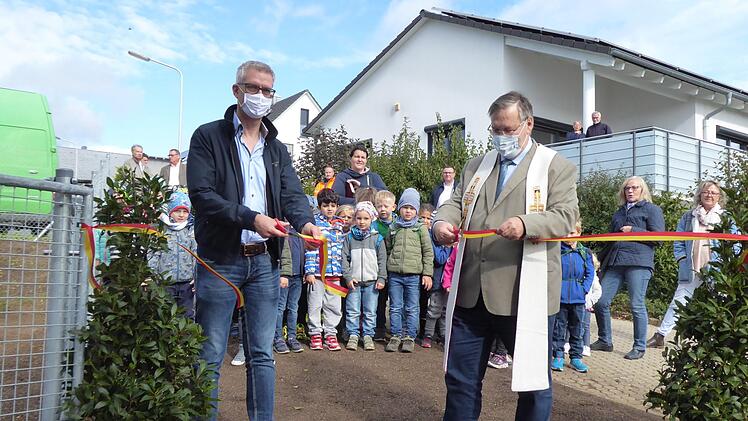 Oberbürgermeister Uwe Kirschstein (links) und Pater Bernhard Kuhn gaben die Spielstätte frei, indem sie feierlich ein Band durchschnitten.