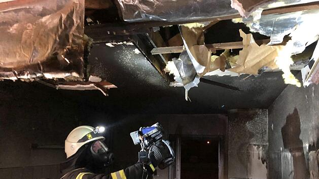 Zu zwei Einsätzen direkt hintereinander musste  die Feuerwehr Höchstadt  in der Nacht zum Donnerstag  ausrücken. In der Flüchtlingsunterkunft im Lappacher Weg hatte es in zwei Küchen   gebrannt. Einer der Räume ist laut Kreisbrandmeister Sebastian Weber durch das Feuer unbenutzbar geworden. Foto: Kreisbrandmeister  Sebastian Weber