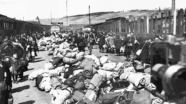 Dieses Foto einer Deportation unterfr&auml;nkischer Juden am G&uuml;terbahnhof Aum&uuml;hle gab den Ansto&szlig; zum Projekt "Denkort Deportationen".  Foto: Staatsarchiv W&uuml;rzburg