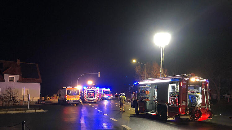 Unfall auf B2 bei Schnabelwaid: Sieben Verletzte - Feuerwehr rettet Person