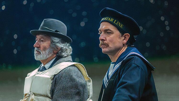 Ein Passagier und ein Matrose im Rettungsboot: Viele andere haben weniger Gl&uuml;ck.