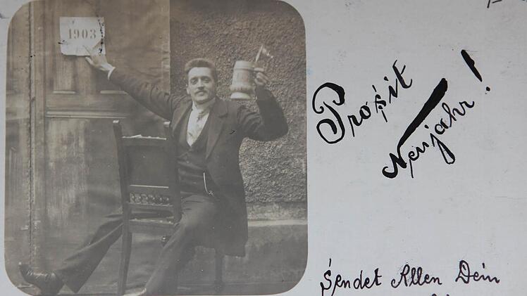 Von wegen immer nur steif und zugeknöpft. Auch vor 100 Jahren gab es bereits humorvolle Postkarten. Hier ein Silvestergruß