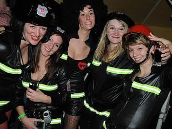 Die Feuerwehrmädels aus Rödelsee in Unterfranken fanden den Faschingsball der Stammtische auch mit nur 600 Gästen im Jahr 2011 sehr gelungen. Archivfoto: Stefan Reinmann