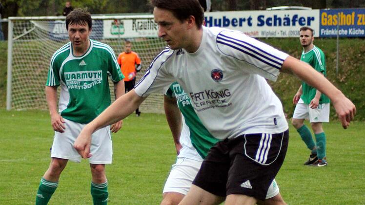 In Ballbesitz zieht der Ex-Fahrer Torjäger Simon Weidinger meist die Aufmerksamkeit mehrerer Gegenspieler auf sich. Foto:_ Pfannes