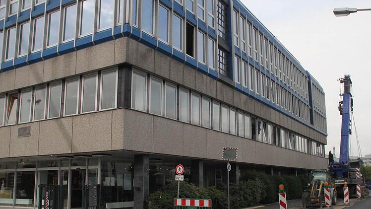 Erste Vorarbeiten für eine Sanierung des Verlagsgebäudes der Mediengruppe Oberfranken in der E.-C.-Baumann-Straße sorgen bis Anfang/Mitte August für eine halbseitige Sperrung der Fahrbahn. Foto: Alexander Müller