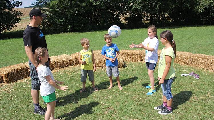 Gemeinderat und Jugendreferent Martin Mölter wurde von Sina, Jan, Nevio, Mona und Emilie zum Mitmachten beim Ballfangspiel aufgefordert.