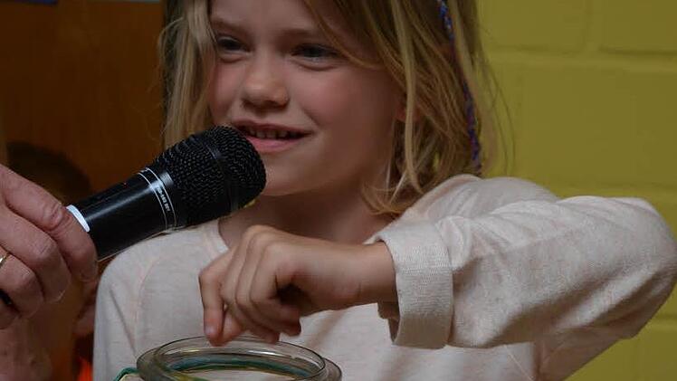Samantha: "In so einem Glas sind die Windlichter geschützt, das haben wir auch noch bemalt." Foto: Gabi Bertram