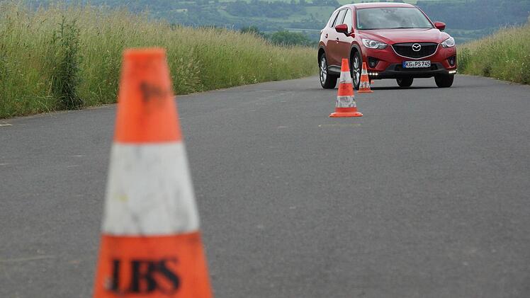 Beim Slalom üben die Autofahrer richtig zu lenken.Foto: Arkadius Guzy
