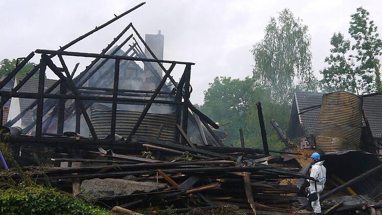 Ein Brandfahnder der Coburger Kriminalpolizei bei der Spurensuche. Foto: Berthold Köhler