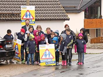 Die Pressecker Schulkinder machen sich für einen sicheren Schulweg stark. Foto: Klaus Klaschka