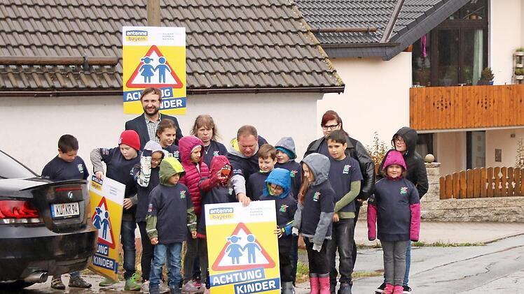 Die Pressecker Schulkinder machen sich für einen sicheren Schulweg stark. Foto: Klaus Klaschka