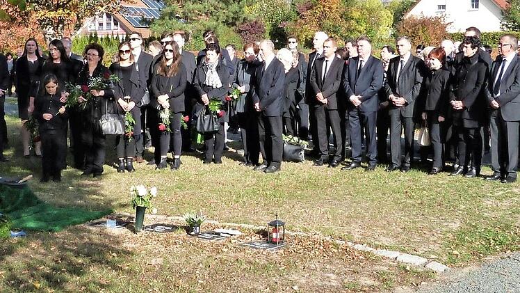 Eine große Trauergemeinde nahm Abschied von Karl Pöhlmann. Foto: Werner Reißaus