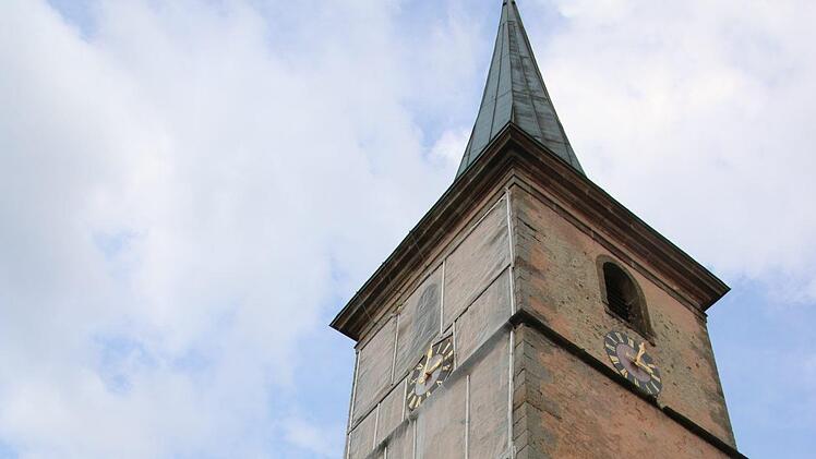 Der Turm der Kirche ist mit einer Plane verhängt - durch herabfallende Steine soll keine Gefahr entstehen.Foto: Katrin Geyer