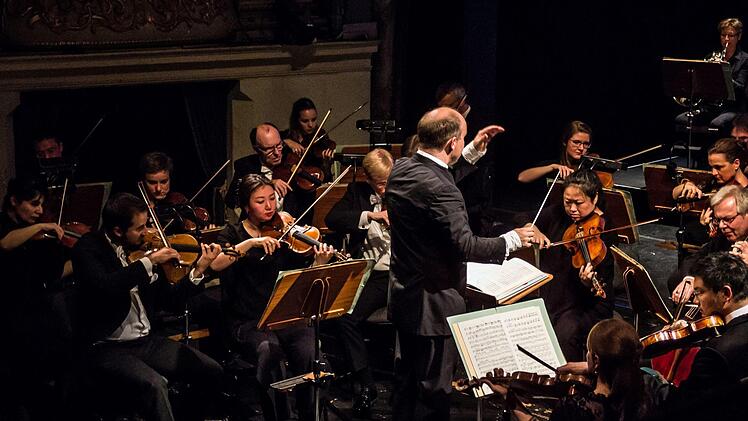 Impressionen vom Sinfoniekonzert im Landestheater Coburg unter der Leitung von GMD Roland Kluttig. Auf dem Programm standen Werke von Mendelssohn, Liszt und Rossini.Foto: Jochen Berger