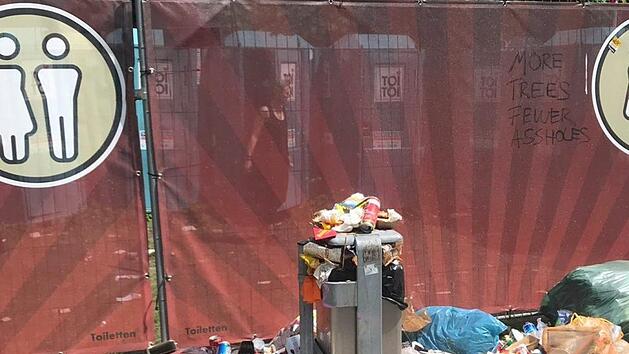 Rock im Park zeigt, wie Festivalgel&auml;nde langsam zur M&uuml;lldeponie mutieren. Ein gemeinn&uuml;tziger Verein sammelt kurzerhand gut erhaltene Gegenst&auml;nde und spendet diese f&uuml;r gute Zwecke. Foto: Johnathan Mehlhase