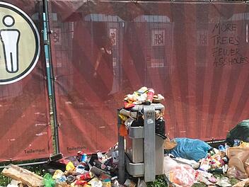 Rock im Park zeigt, wie Festivalgelände langsam zur Mülldeponie mutieren. Ein gemeinnütziger Verein sammelt kurzerhand gut erhaltene Gegenstände und spendet diese für gute Zwecke. Foto: Johnathan Mehlhase