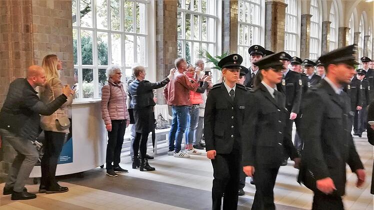 Einzug der Polizeianwärter in die Wandelhalle.Sigismund von Dobschütz
