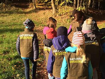 Naturpark-Entdecker: Bei solchen Exkursionen werden nun die Greuther Wichtel mehr &uuml;ber die Natur und Landwirtschaft erfahren. Foto: Verena Kritikos