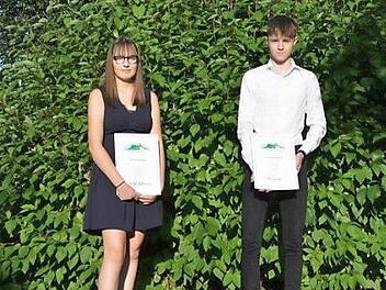 Die Jahrgangsbesten: Katharina Wölfel mit 1,5 und Yannick Ott mit 2,0 im Qualifizierenden Mittelschulabschluss  Fotos: privat