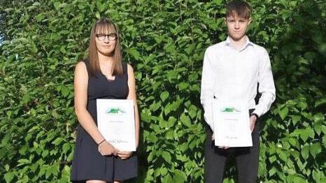 Die Jahrgangsbesten: Katharina Wölfel mit 1,5 und Yannick Ott mit 2,0 im Qualifizierenden Mittelschulabschluss  Fotos: privat
