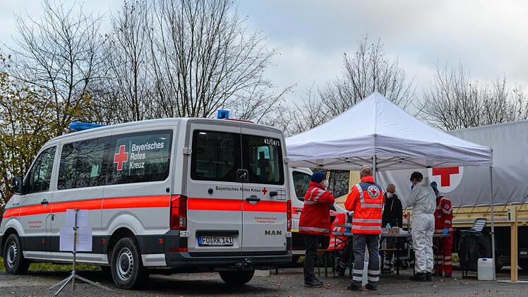 Einsatzkräfte des BRK haben am Freitag (20.11.2020) zwei Klassen einer Poxdorfer Schule auf das Coronavirus getestet, teilte das Landratsamt mit. Foto: Martina Bergmann/BRK Forchheim