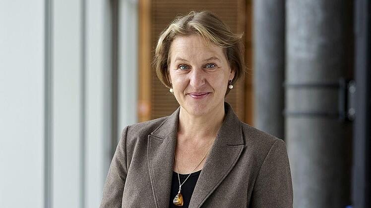 Claudia Lohrenscheit ist Professorin der Fakultät Soziale Arbeit und Gesundheit an der Hochschule Coburg
