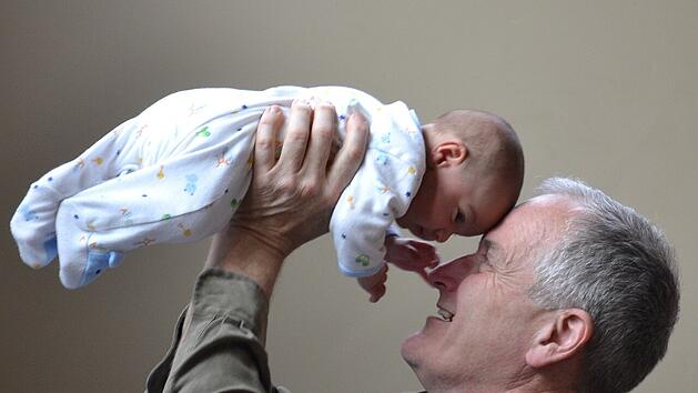 Wer das eigene Vermögen früh aufteilt, spart den Erben Steuern.