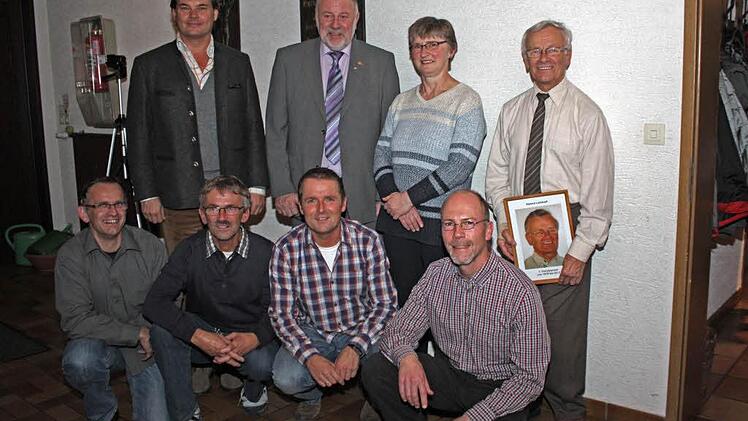 Die neue Vorstandschaft von links vorne  Turnwart Uwe Liebkopf, Teschnischer Leiter Dieter Liebkopf, Pressesprecher Michael Zeidler, stellv. Vorsitzender Florian Schinke; hinten stellv. Vorsitzender Hubertus Volk, 1: Vorsitzender Gerhard Fleißner, Kassiererin Angelika Rose  und der neue Ehrenvorsitzende Helmut Liebkopf.