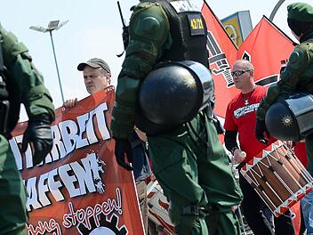 Im vergangenen Jahr marschierten Neonazis am 1. Mai in Hof. Dieses Jahr ist der Aufmarsch in Würzburg geplant, aber vbereits am Samstag planen Rechtsextremisten eine "Sternfahrt" durch Franken mit Stopp in Kitzingen. Foto: Tobias Köpplinger/Archiv