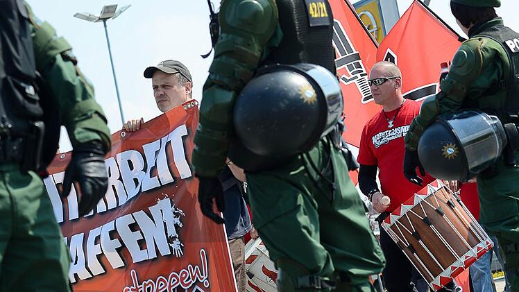 Im vergangenen Jahr marschierten Neonazis am 1. Mai in Hof. Dieses Jahr ist der Aufmarsch in Würzburg geplant, aber vbereits am Samstag planen Rechtsextremisten eine "Sternfahrt" durch Franken mit Stopp in Kitzingen. Foto: Tobias Köpplinger/Archiv