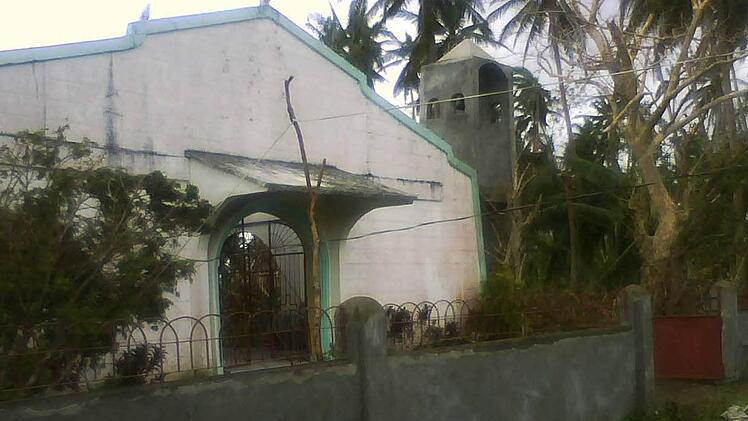 Auch die Kirche in Napti ist teilweise zerstört worden.  Foto: privat