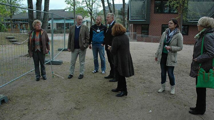 Die Außenarbeiten am Awo-Kindergarten wurden in Augenschein genommen (von links): Roswitha Friedrich, Hubert Joppich, Markus Ondra, Adelheid Frankenberger, Carmen Stanjohr, Helga Brunnhöfer.