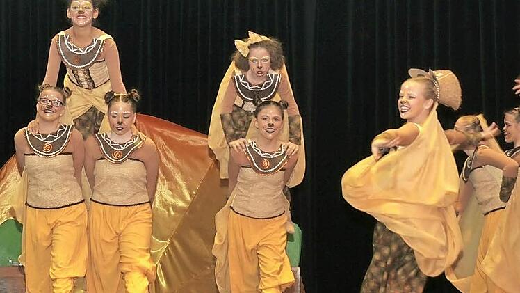 Der klassische Gardetanz ist zwar die Paradedisziplin vom "Coburger Mohr". Doch auch im Schautanz brauchen sich die M&auml;dchen schon lange nicht mehr zu verstecken. Hier die Juniorengarde mit ihrer Choreografie "Ein L&ouml;we mit Gebr&uuml;ll". Fotos: Michael Stelzner