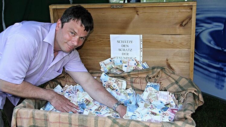 Eine Schatzkiste voller (Muster-) Geld. Wer den Betrag richtig schätzte, hat Aussicht auf einen Gewinn.