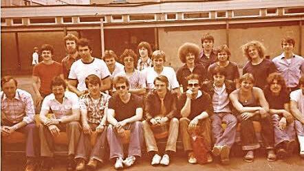 Sport und insbesondere Basketball spielte am DG schon immer eine große Rolle. Im Bild der Sport-Leistungskurs des Abiturjahrganges 1979, dem auch die FT-Redakteure Klaus Groh (hinten ganz links) und Ralf Kestel (vorne Dritter von rechts) angehörten.