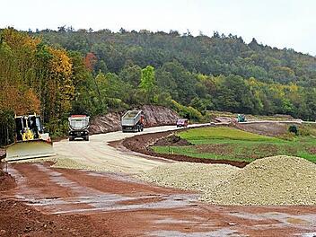 Es geht rund: Von der Einmündung der Kreisstraße aus Richtung Schönbrunn hat man diesen Blick auf den Ausbau der Staatsstraße. In dem Abschnitt wurde das "Gleisenaer Höhla" Richtung Ebelsbach abgenommen. Foto: Günther Geiling