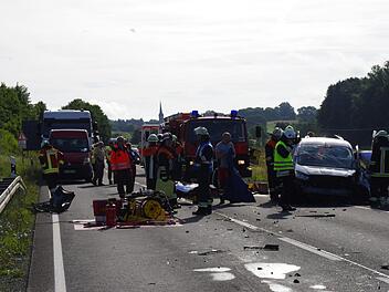 Ein Kleintransporter geriet auf der B303 bei Beikheim im Landkreis Kronach in die Gegenspur. Der junge Fahrer wurde schwer verletzt. Foto: Marco Meißner