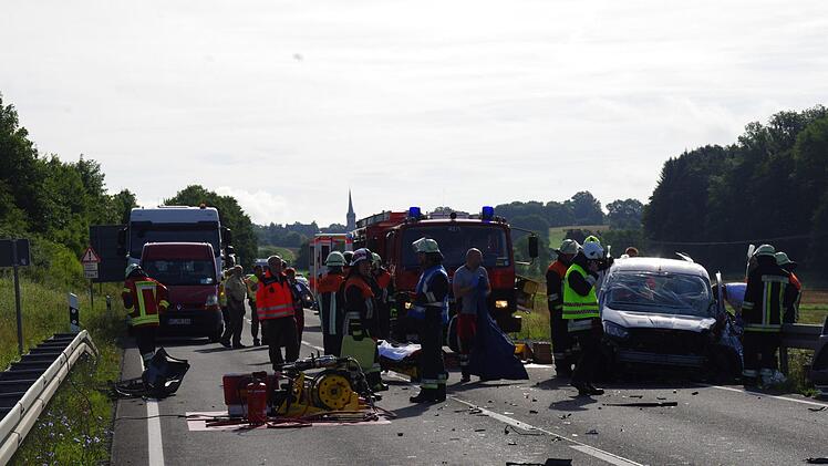 Ein Kleintransporter geriet auf der B303 bei Beikheim im Landkreis Kronach in die Gegenspur. Der junge Fahrer wurde schwer verletzt. Foto: Marco Meißner