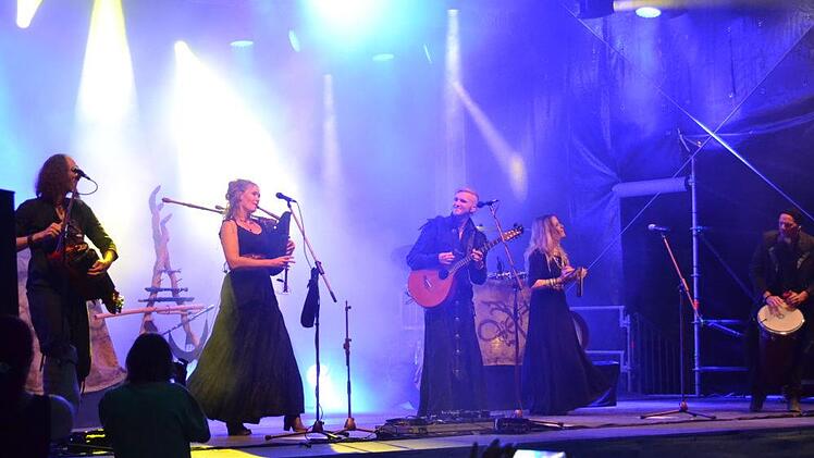 Die Mittelalterband "Faun" sorgte für mystische und prächtige Stimmung im schönen Hof der Plassenburg.  Foto: Uschi Prawitz