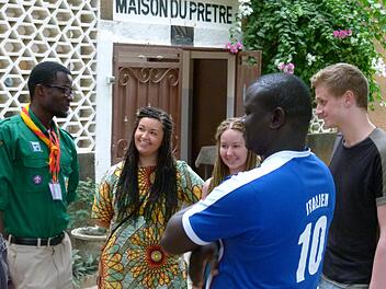 Danica Skotnik, Simon Bach und Laura Alex knüpfen viele Kontakte in Thiès, in dem das Maison du Pretres Treffpunkt für Gäste aus dem Erzbistum Bamberg ist. Fotos: Marion Krüger-Hundrup
