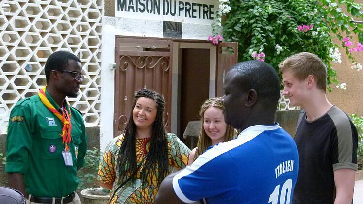 Danica Skotnik, Simon Bach und Laura Alex knüpfen viele Kontakte in Thiès, in dem das Maison du Pretres Treffpunkt für Gäste aus dem Erzbistum Bamberg ist. Fotos: Marion Krüger-Hundrup