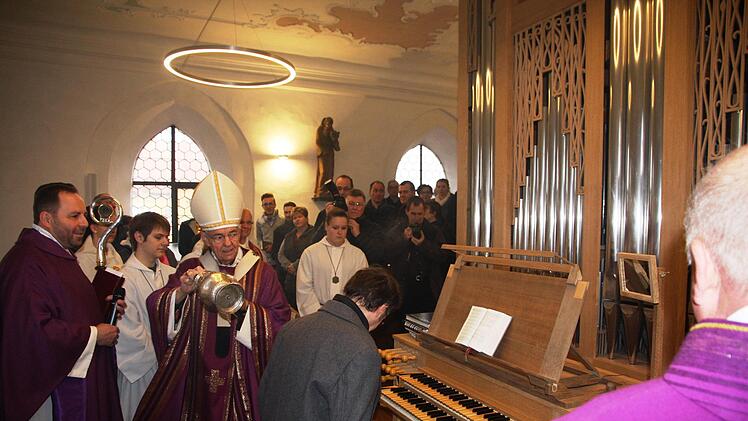 Erzbischof Ludwig Schick weiht die neue Orgel. Foto: Franz Galster