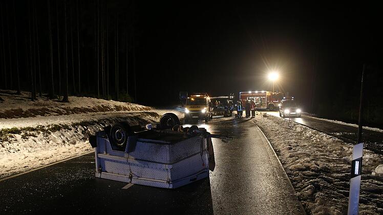 Bei einem Unfall im Landkreis Hof ist ein Anhänger mit Schweinehälften umgekippt. Foto: NEWS5 / Fricke