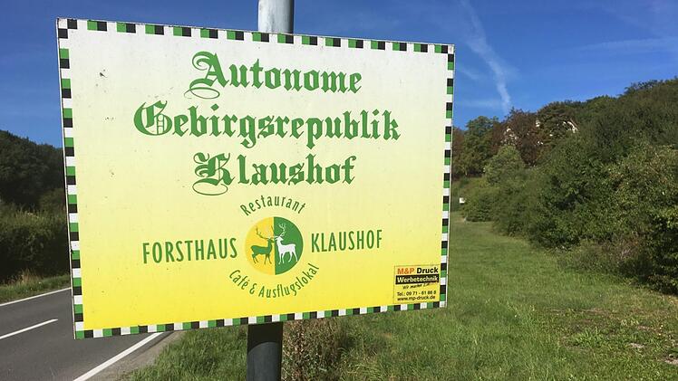 Diese Schilder rund um den Klaushof sind ein Scherz des Pächters.