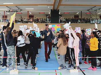 Die Schüler zeigten Günther Dresel, wie beliebt er bei ihnen war.     Foto: Johanna Blum