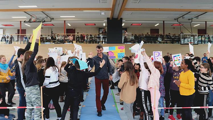 Die Schüler zeigten Günther Dresel, wie beliebt er bei ihnen war.     Foto: Johanna Blum