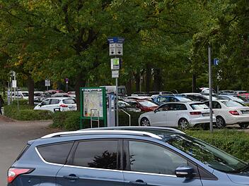 Das Parken auf den öffentlichen Parkplätzen, wie hier an der Schütt, soll teurer werden, da die Stadt Umsatzsteuer bezahlen muss.  Foto: Bernhard Panzer