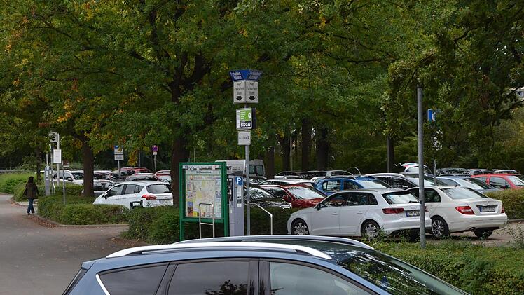 Das Parken auf den öffentlichen Parkplätzen, wie hier an der Schütt, soll teurer werden, da die Stadt Umsatzsteuer bezahlen muss.  Foto: Bernhard Panzer
