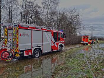 Kirchehrenbach: Rollstuhlfahrer bleibt im "eiskalten Wasser" stecken - Feuerwehr im Einsatz